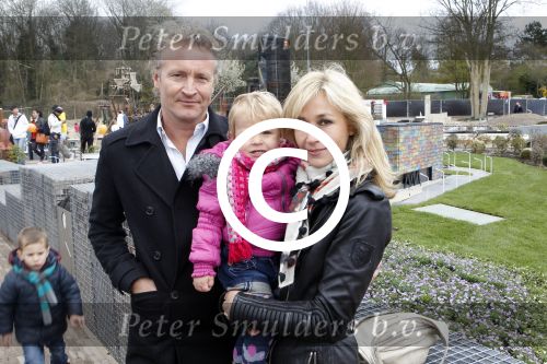 Scheveningen Den Haag 7 april 2012
Heropening Madurodam met oa aanwezig Humberto Tan met vrouw en kinderen Wendy v Dijk en Erland Galjaard met dochter Lizzy en Rob Geus met zijn dochter.
Peter Smulders bv