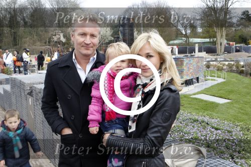 Scheveningen Den Haag 7 april 2012
Heropening Madurodam met oa aanwezig Humberto Tan met vrouw en kinderen Wendy v Dijk en Erland Galjaard met dochter Lizzy en Rob Geus met zijn dochter.
Peter Smulders bv