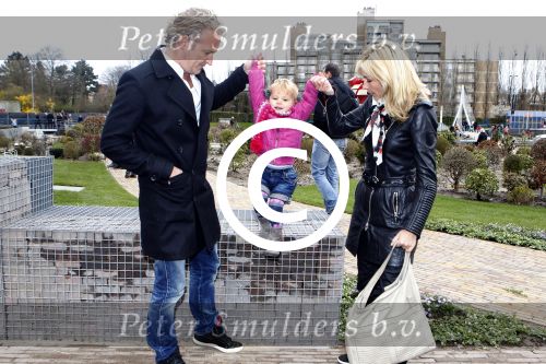 Scheveningen Den Haag 7 april 2012
Heropening Madurodam met oa aanwezig Humberto Tan met vrouw en kinderen Wendy v Dijk en Erland Galjaard met dochter Lizzy en Rob Geus met zijn dochter.
Peter Smulders bv