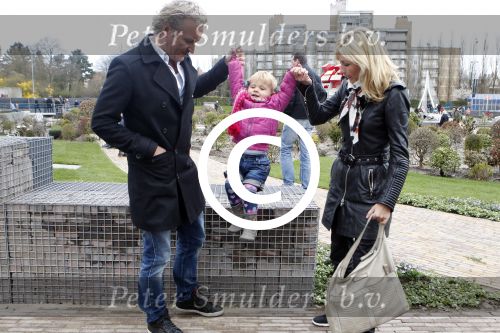 Scheveningen Den Haag 7 april 2012
Heropening Madurodam met oa aanwezig Humberto Tan met vrouw en kinderen Wendy v Dijk en Erland Galjaard met dochter Lizzy en Rob Geus met zijn dochter.
Peter Smulders bv
