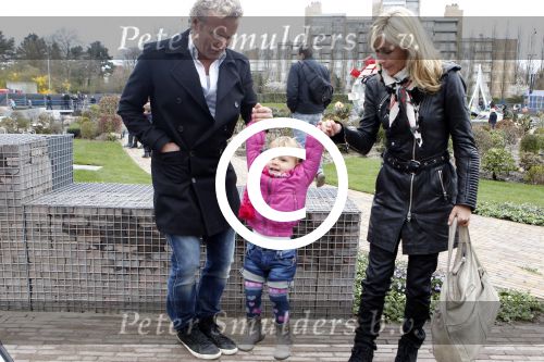Scheveningen Den Haag 7 april 2012
Heropening Madurodam met oa aanwezig Humberto Tan met vrouw en kinderen Wendy v Dijk en Erland Galjaard met dochter Lizzy en Rob Geus met zijn dochter.
Peter Smulders bv