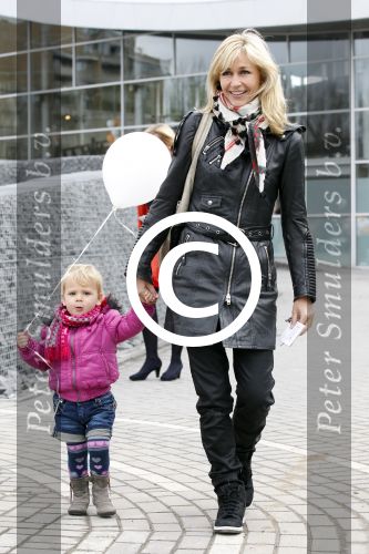 Scheveningen Den Haag 7 april 2012
Heropening Madurodam met oa aanwezig Humberto Tan met vrouw en kinderen Wendy v Dijk en Erland Galjaard met dochter Lizzy en Rob Geus met zijn dochter.
Peter Smulders bv