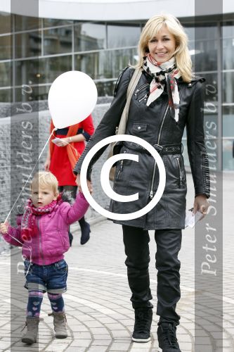 Scheveningen Den Haag 7 april 2012
Heropening Madurodam met oa aanwezig Humberto Tan met vrouw en kinderen Wendy v Dijk en Erland Galjaard met dochter Lizzy en Rob Geus met zijn dochter.
Peter Smulders bv
