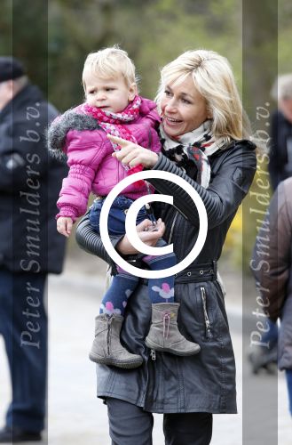 Scheveningen Den Haag 7 april 2012
Heropening Madurodam met oa aanwezig Humberto Tan met vrouw en kinderen Wendy v Dijk en Erland Galjaard met dochter Lizzy en Rob Geus met zijn dochter.
Peter Smulders bv