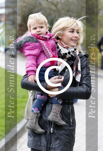 Scheveningen Den Haag 7 april 2012
Heropening Madurodam met oa aanwezig Humberto Tan met vrouw en kinderen Wendy v Dijk en Erland Galjaard met dochter Lizzy en Rob Geus met zijn dochter.
Peter Smulders bv