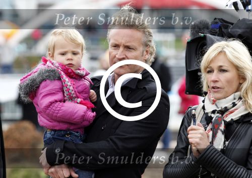 Scheveningen Den Haag 7 april 2012
Heropening Madurodam met oa aanwezig Humberto Tan met vrouw en kinderen Wendy v Dijk en Erland Galjaard met dochter Lizzy en Rob Geus met zijn dochter.
Peter Smulders bv