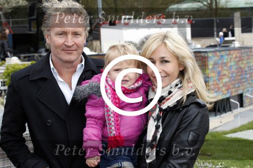 Scheveningen Den Haag 7 april 2012
Heropening Madurodam met oa aanwezig Humberto Tan met vrouw en kinderen Wendy v Dijk en Erland Galjaard met dochter Lizzy en Rob Geus met zijn dochter.
Peter Smulders bv