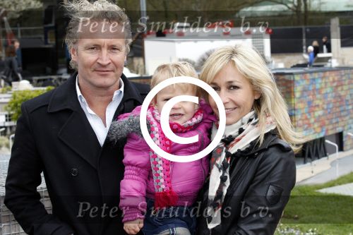 Scheveningen Den Haag 7 april 2012
Heropening Madurodam met oa aanwezig Humberto Tan met vrouw en kinderen Wendy v Dijk en Erland Galjaard met dochter Lizzy en Rob Geus met zijn dochter.
Peter Smulders bv