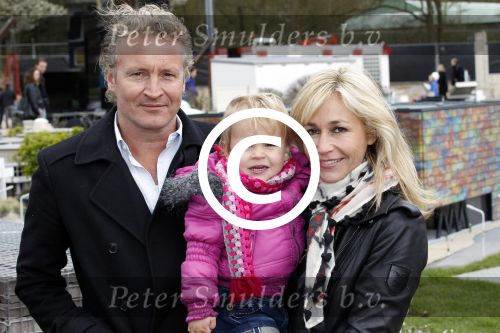 Scheveningen Den Haag 7 april 2012
Heropening Madurodam met oa aanwezig Humberto Tan met vrouw en kinderen Wendy v Dijk en Erland Galjaard met dochter Lizzy en Rob Geus met zijn dochter.
Peter Smulders bv