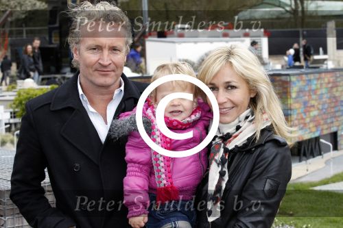 Scheveningen Den Haag 7 april 2012
Heropening Madurodam met oa aanwezig Humberto Tan met vrouw en kinderen Wendy v Dijk en Erland Galjaard met dochter Lizzy en Rob Geus met zijn dochter.
Peter Smulders bv