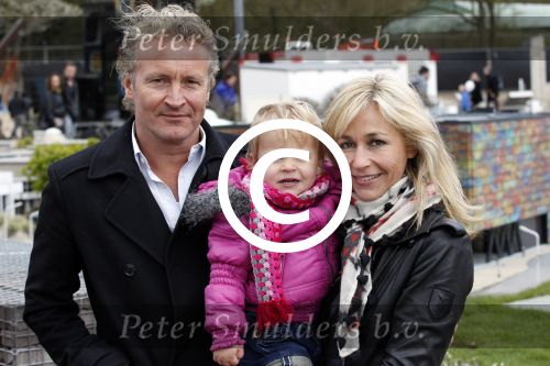 Scheveningen Den Haag 7 april 2012
Heropening Madurodam met oa aanwezig Humberto Tan met vrouw en kinderen Wendy v Dijk en Erland Galjaard met dochter Lizzy en Rob Geus met zijn dochter.
Peter Smulders bv