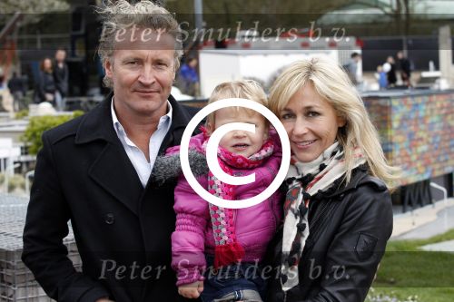 Scheveningen Den Haag 7 april 2012
Heropening Madurodam met oa aanwezig Humberto Tan met vrouw en kinderen Wendy v Dijk en Erland Galjaard met dochter Lizzy en Rob Geus met zijn dochter.
Peter Smulders bv
