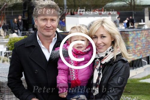 Scheveningen Den Haag 7 april 2012
Heropening Madurodam met oa aanwezig Humberto Tan met vrouw en kinderen Wendy v Dijk en Erland Galjaard met dochter Lizzy en Rob Geus met zijn dochter.
Peter Smulders bv