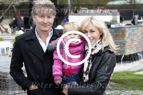 Scheveningen Den Haag 7 april 2012
Heropening Madurodam met oa aanwezig Humberto Tan met vrouw en kinderen Wendy v Dijk en Erland Galjaard met dochter Lizzy en Rob Geus met zijn dochter.
Peter Smulders bv