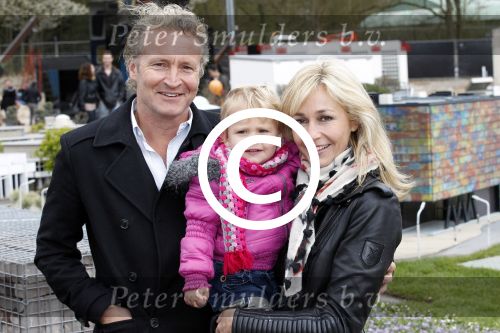 Scheveningen Den Haag 7 april 2012
Heropening Madurodam met oa aanwezig Humberto Tan met vrouw en kinderen Wendy v Dijk en Erland Galjaard met dochter Lizzy en Rob Geus met zijn dochter.
Peter Smulders bv