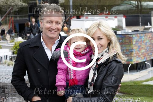 Scheveningen Den Haag 7 april 2012
Heropening Madurodam met oa aanwezig Humberto Tan met vrouw en kinderen Wendy v Dijk en Erland Galjaard met dochter Lizzy en Rob Geus met zijn dochter.
Peter Smulders bv