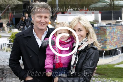 Scheveningen Den Haag 7 april 2012
Heropening Madurodam met oa aanwezig Humberto Tan met vrouw en kinderen Wendy v Dijk en Erland Galjaard met dochter Lizzy en Rob Geus met zijn dochter.
Peter Smulders bv