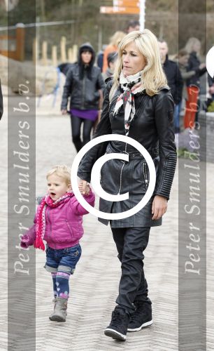 Scheveningen Den Haag 7 april 2012
Heropening Madurodam met oa aanwezig Humberto Tan met vrouw en kinderen Wendy v Dijk en Erland Galjaard met dochter Lizzy en Rob Geus met zijn dochter.
Peter Smulders bv