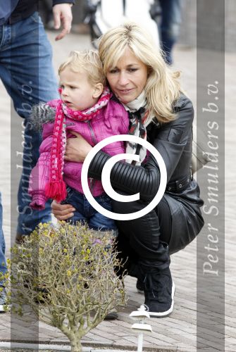 Scheveningen Den Haag 7 april 2012
Heropening Madurodam met oa aanwezig Humberto Tan met vrouw en kinderen Wendy v Dijk en Erland Galjaard met dochter Lizzy en Rob Geus met zijn dochter.
Peter Smulders bv