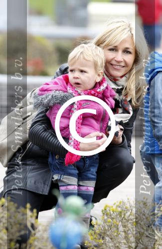 Scheveningen Den Haag 7 april 2012
Heropening Madurodam met oa aanwezig Humberto Tan met vrouw en kinderen Wendy v Dijk en Erland Galjaard met dochter Lizzy en Rob Geus met zijn dochter.
Peter Smulders bv