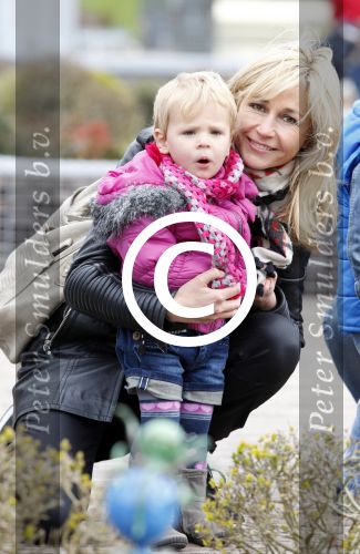 Scheveningen Den Haag 7 april 2012
Heropening Madurodam met oa aanwezig Humberto Tan met vrouw en kinderen Wendy v Dijk en Erland Galjaard met dochter Lizzy en Rob Geus met zijn dochter.
Peter Smulders bv