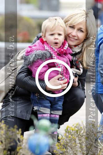 Scheveningen Den Haag 7 april 2012
Heropening Madurodam met oa aanwezig Humberto Tan met vrouw en kinderen Wendy v Dijk en Erland Galjaard met dochter Lizzy en Rob Geus met zijn dochter.
Peter Smulders bv