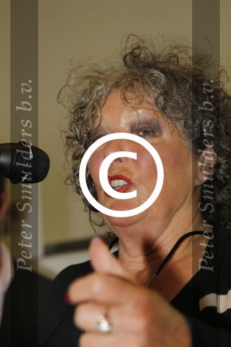 Utrecht, 31 Maart 2012
Boekpresentatie FILMFANFARE
De geschiedenis van de Nederlandse film verbeeld in eenenvijftig strips
Willeke v Ammelrooy ontvangt het eerste exemplaar.
Foto Peter Smulders BV