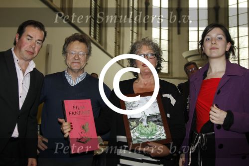 Utrecht, 31 Maart 2012
Boekpresentatie FILMFANFARE
De geschiedenis van de Nederlandse film verbeeld in eenenvijftig strips
Willeke v Ammelrooy ontvangt het eerste exemplaar.
Foto Peter Smulders BV