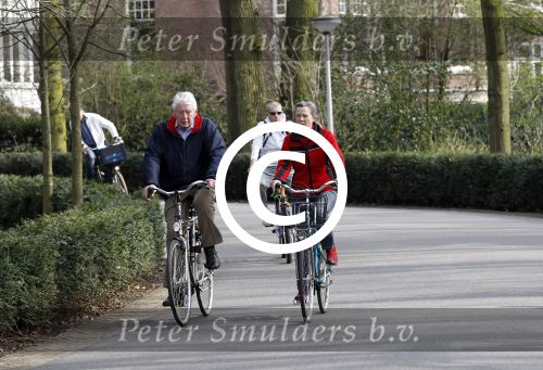 Amsterdam 24 maart 2012
Wim en Rita Kok op de fiets in het vondelpark.
Peter Smulders bv