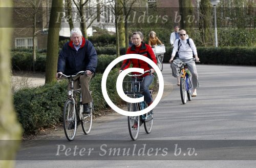 Amsterdam 24 maart 2012
Wim en Rita Kok op de fiets in het vondelpark.
Peter Smulders bv