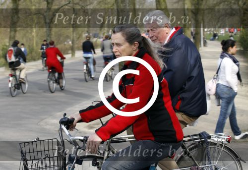 Amsterdam 24 maart 2012
Wim en Rita Kok op de fiets in het vondelpark.
Peter Smulders bv