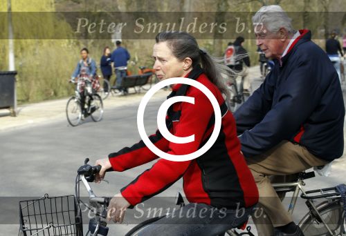 Amsterdam 24 maart 2012
Wim en Rita Kok op de fiets in het vondelpark.
Peter Smulders bv