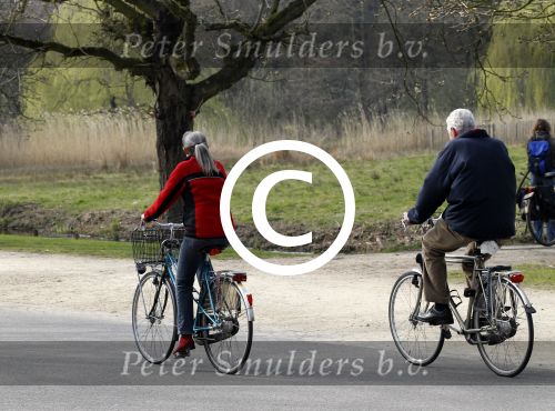 Amsterdam 24 maart 2012
Wim en Rita Kok op de fiets in het vondelpark.
Peter Smulders bv
