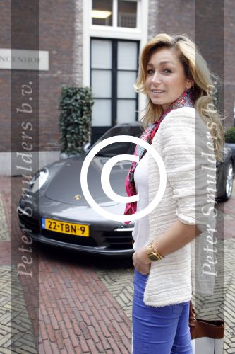Amsterdam 29 maart 2012
Presentatie goodie bags bedrijf in hotel the grand met div bn ers. Zangeres Do Dominique v Hulst
Peter Smulders bv