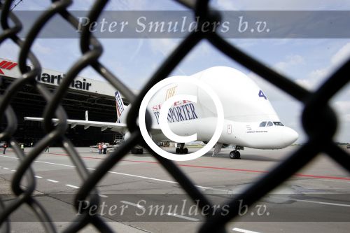 Schiphol 14 juli 2004
Super Airbus op schiphol oost (vliegtuig)
Peter Smulders bv