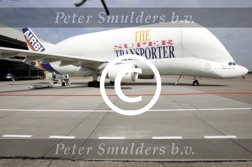 Schiphol 14 juli 2004
Super Airbus op schiphol oost (vliegtuig)
Peter Smulders bv