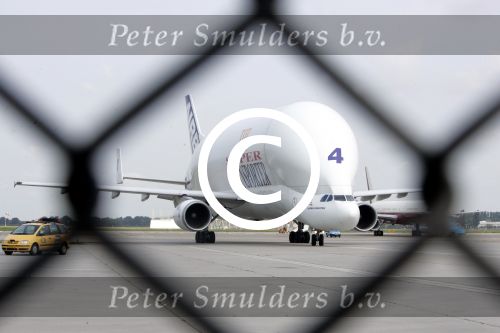 Schiphol 14 juli 2004
Super Airbus op schiphol oost (vliegtuig)
Peter Smulders bv