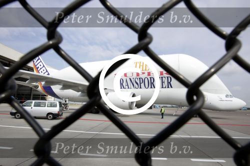 Schiphol 14 juli 2004
Super Airbus op schiphol oost (vliegtuig)
Peter Smulders bv