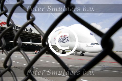Schiphol 14 juli 2004
Super Airbus op schiphol oost (vliegtuig)
Peter Smulders bv