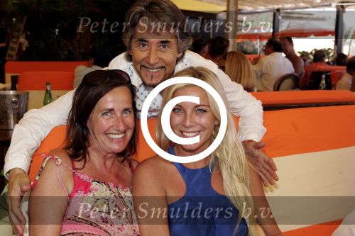 St Tropez 24 juli 2004
Angela Kluivert met Mariet v Mill en bedrijfsleider Tahiti
Peter Smulders bv