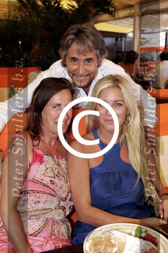 St Tropez 24 juli 2004
Angela Kluivert met Mariet v Mill en bedrijfsleider Tahiti
Peter Smulders bv