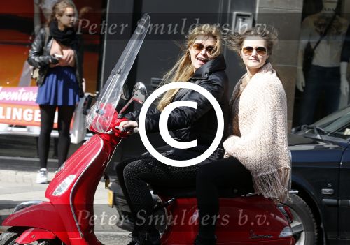 Amsterdam 13 april 2013
Anita Schuts met dochter op de vespa scooter.
Peter Smulders bv