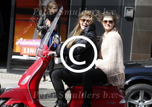 Amsterdam 13 april 2013
Anita Schuts met dochter op de vespa scooter.
Peter Smulders bv