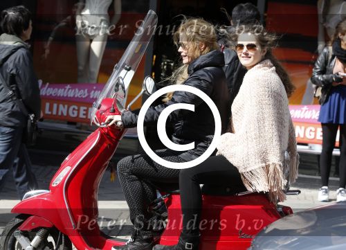 Amsterdam 13 april 2013
Anita Schuts met dochter op de vespa scooter.
Peter Smulders bv