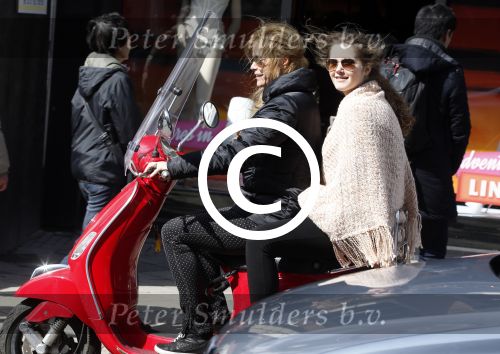 Amsterdam 13 april 2013
Anita Schuts met dochter op de vespa scooter.
Peter Smulders bv