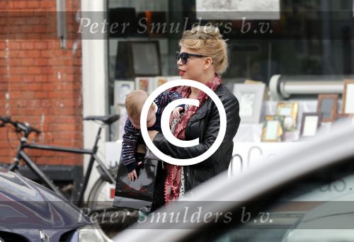 Amsterdam 17 april 2013
Anne marie Jung met haar dochter Sue op de cornelis schuytstraat
Peter Smulders bv