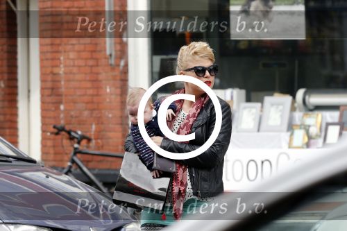 Amsterdam 17 april 2013
Anne marie Jung met haar dochter Sue op de cornelis schuytstraat
Peter Smulders bv