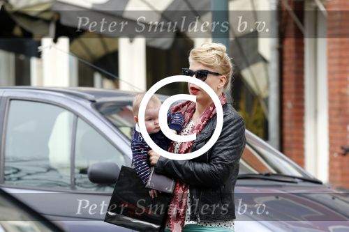 Amsterdam 17 april 2013
Anne marie Jung met haar dochter Sue op de cornelis schuytstraat
Peter Smulders bv