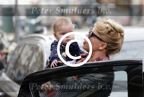 Amsterdam 17 april 2013
Anne marie Jung met haar dochter Sue op de cornelis schuytstraat
Peter Smulders bv