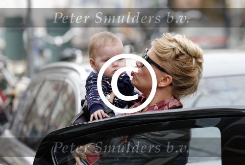 Amsterdam 17 april 2013
Anne marie Jung met haar dochter Sue op de cornelis schuytstraat
Peter Smulders bv